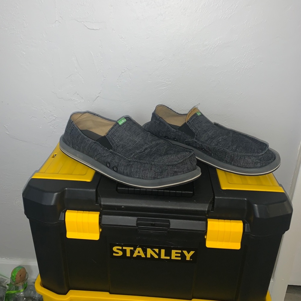 Grey sanuk slipped with stack wallet
